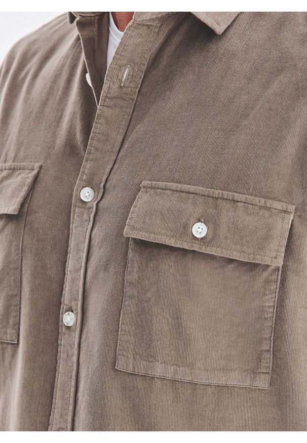 Pako Lorente - PAKO LORENTE - Brązowa koszula sztruksowa z kieszeniami na piersi. Okazja: na co dzień. Kolor: brązowy. Materiał: sztruks. Długość rękawa: długi rękaw. Długość: długie. Sezon: jesień. Styl: casual
