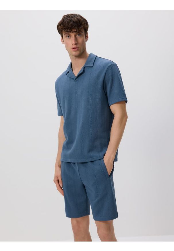 Reserved - Strukturalne szorty regular - granatowy. Kolor: niebieski. Materiał: bawełna, dzianina