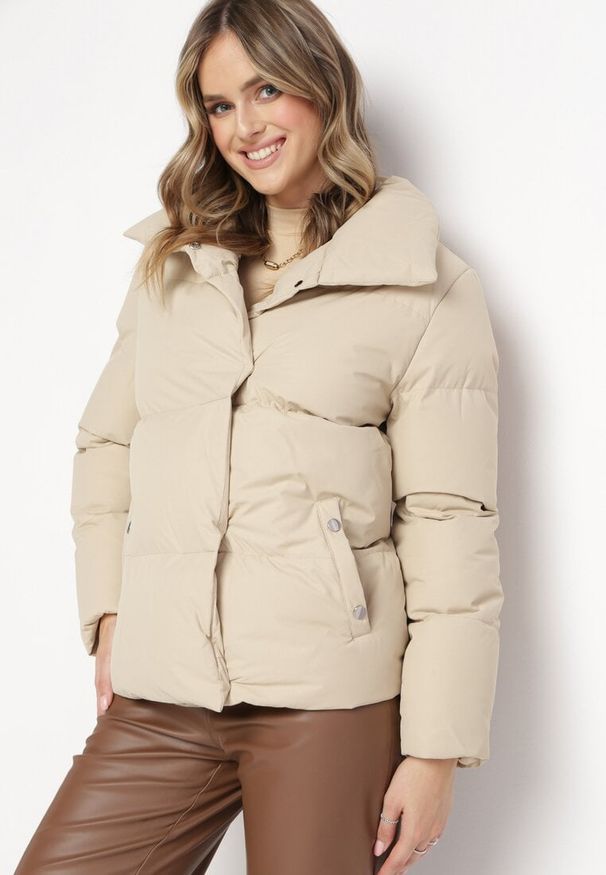 Born2be - Jasnobeżowa Kurtka Pikowana z Kołnierzem Beatsarda. Kolor: beżowy. Długość rękawa: długi rękaw. Długość: długie. Wzór: aplikacja