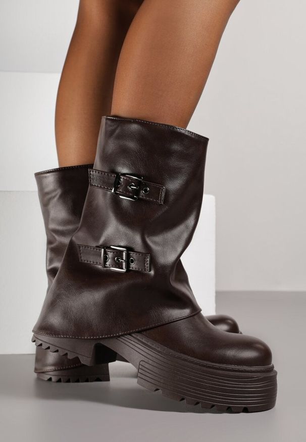 Born2be - Ciemnobrązowe Botki Biker VICES z Cholewką Imitującą Nogawkę z Klamrami Reiladia. Okazja: na co dzień. Zapięcie: klamry. Kolor: brązowy. Materiał: jeans. Szerokość cholewki: normalna. Styl: casual