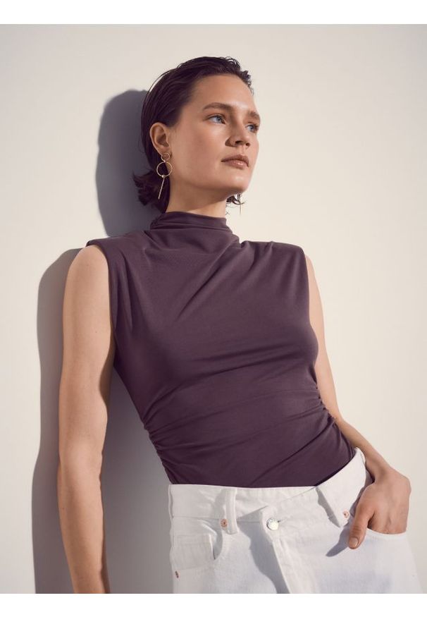 Reserved - Top z modalem - brązowy. Kolor: brązowy. Materiał: dzianina