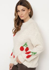 Born2be - Jasnobeżowy Sweter o Prostym Kroju z Domieszką Wełny Zdobiony Aplikacją w Wisienki Rinarea. Okazja: do pracy, na co dzień, na spacer. Kolor: beżowy. Materiał: wełna. Długość rękawa: długi rękaw. Długość: długie. Wzór: aplikacja. Sezon: jesień, zima. Styl: klasyczny, casual, elegancki #4