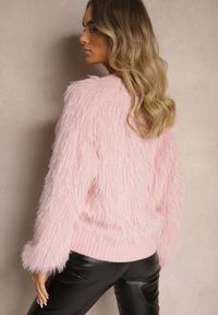 Renee - Różowy Sweter o Futrzanym Wykończeniu z Wełną Meriaune. Okazja: na co dzień. Kolor: różowy. Materiał: wełna, futro. Długość rękawa: długi rękaw. Długość: długie. Sezon: zima. Styl: casual