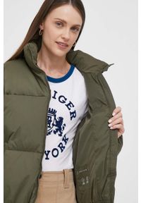 TOMMY HILFIGER - Tommy Hilfiger kurtka damska kolor zielony zimowa. Kolor: zielony. Materiał: syntetyk, poliester. Sezon: zima #2