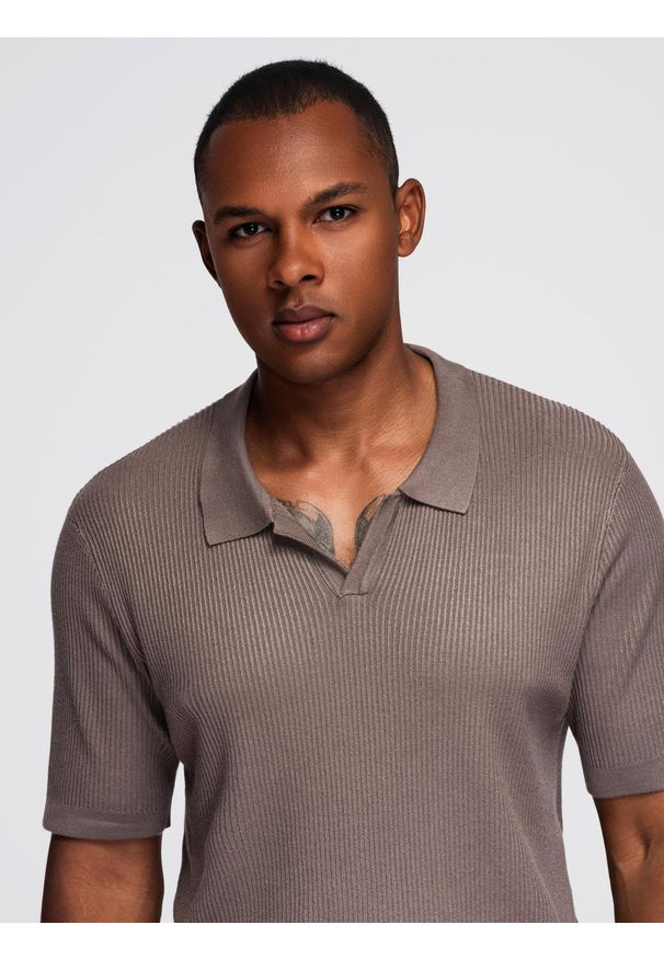 Ombre Clothing - Męska koszulka polo bez guzików z otwartym kołnierzykiem – popielata V4 OM-POSS-0160 - XXL. Typ kołnierza: polo. Kolor: szary. Materiał: dzianina, wiskoza, nylon, prążkowany, elastan. Styl: klasyczny, elegancki