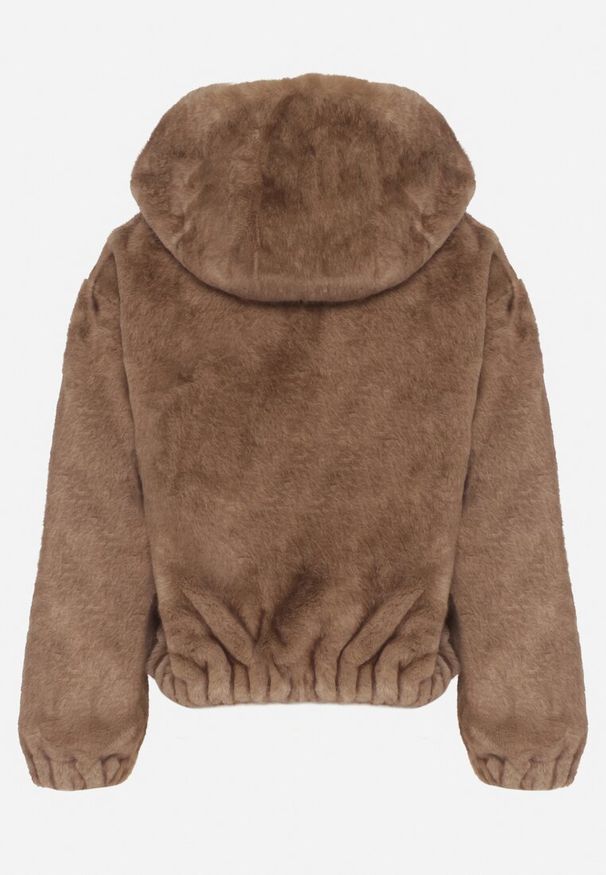 Born2be - Jasnobrązowa Futrzana Kurtka Bomberka z Kapturem i Ozdobną Imitacją Kieszeni Awedalia. Okazja: na co dzień. Typ kołnierza: kaptur. Kolor: brązowy. Materiał: futro. Wzór: aplikacja. Styl: klasyczny, casual, elegancki