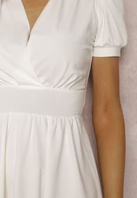Renee - Biała Sukienka Agamia. Kolor: biały. Materiał: dzianina. Długość rękawa: krótki rękaw. Typ sukienki: kopertowe. Długość: mini