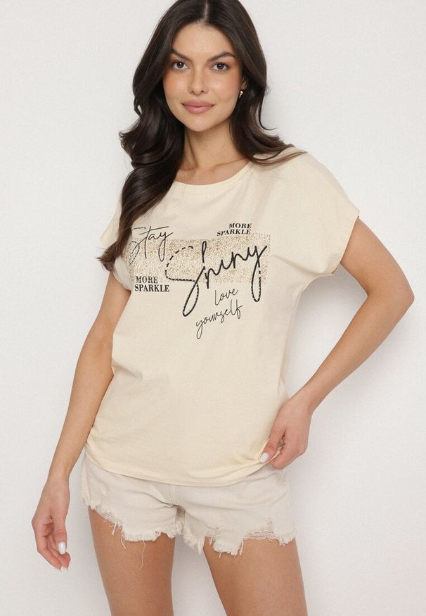 Born2be - Beżowy T-shirt z Bawełny Typu Nietoperz z Cyrkoniami i Perełkami Linellis. Okazja: na co dzień. Kolor: beżowy. Materiał: bawełna. Wzór: aplikacja. Styl: casual