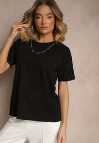 Renee - Czarny T-shirt z Bawełny z Ozdobnym Łańcuszkiem Imitującym Naszyjnik Sohna. Okazja: na co dzień. Kolor: czarny. Materiał: bawełna. Styl: klasyczny, casual