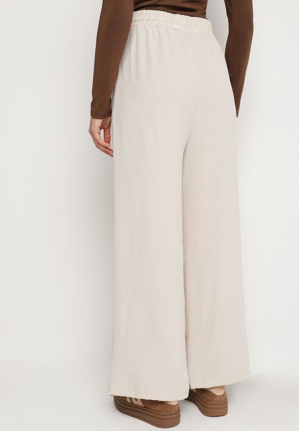 Born2be - Jasnobeżowe Spodnie z Wiskozą o Szerokim Kroju ze Ściągaczem w Talii Lavirre. Okazja: na co dzień. Kolor: beżowy. Materiał: wiskoza. Styl: klasyczny, casual, wizytowy