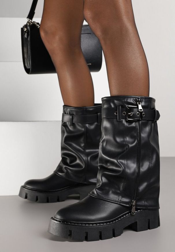 Renee - Czarne Botki Biker Boots z Cholewką Imitującą Nogawkę z Klamerką Veresta. Kolor: czarny. Materiał: koronka. Szerokość cholewki: normalna. Wzór: aplikacja