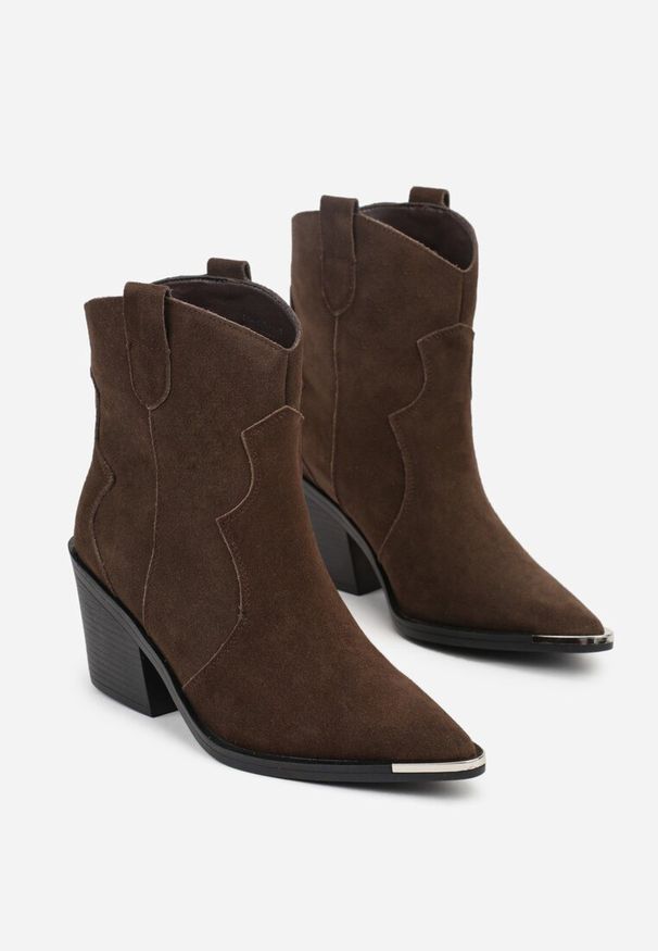 Born2be - Ciemnobrązowe Botki Kowbojki ze Skóry Naturalnej Zdobione Metalicznym Noskiem Saberra. Okazja: na co dzień. Kolor: brązowy. Materiał: skóra. Szerokość cholewki: normalna. Wzór: aplikacja. Obcas: na obcasie. Styl: klasyczny, casual, elegancki. Wysokość obcasa: średni