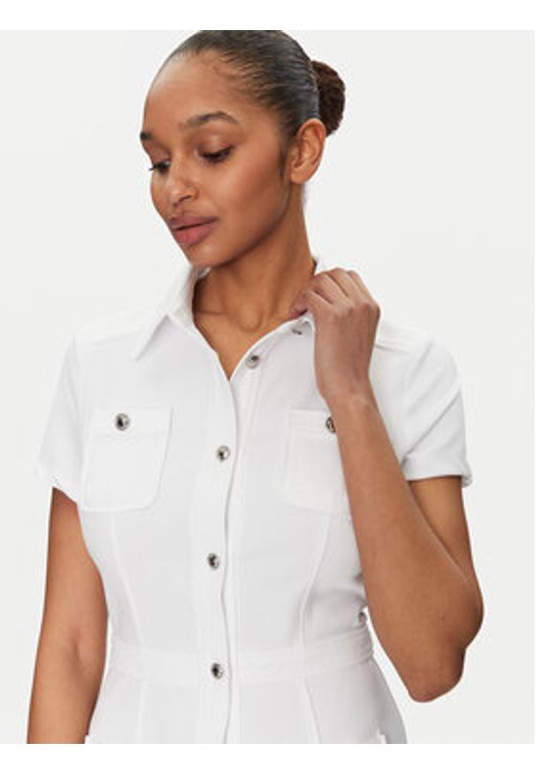 Guess Sukienka koszulowa W5GK70 KCBO2 Biały Regular Fit. Kolor: biały. Materiał: syntetyk. Typ sukienki: koszulowe