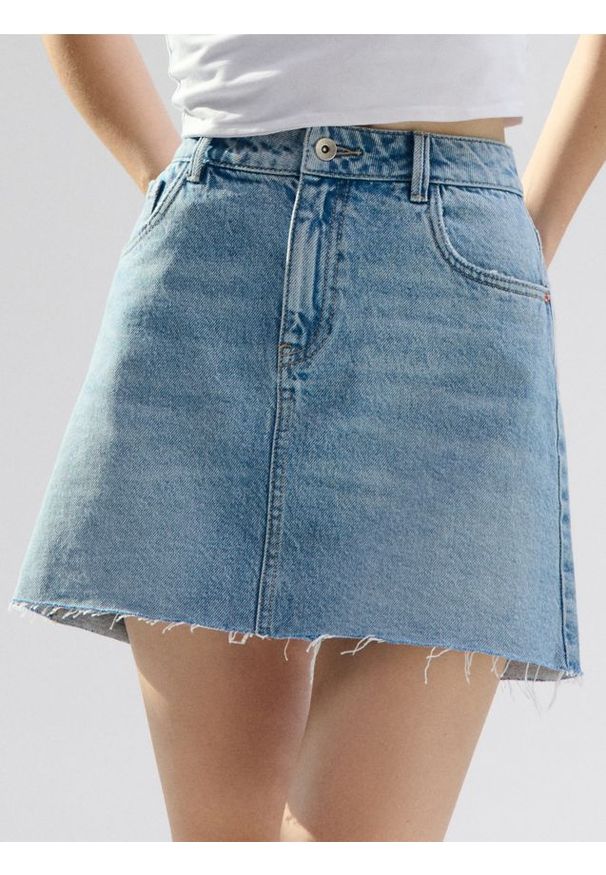 Sinsay - Jeansowa spódniczka mini z surowym wykończeniem - niebieski. Kolor: niebieski. Materiał: jeans