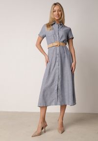 Born2be - Niebieska Sukienka Koszulowa z Krótkim Rękawem i Paskiem z Klamrą Orethea. Okazja: na co dzień. Kolor: niebieski. Materiał: materiał. Długość rękawa: krótki rękaw. Wzór: aplikacja. Typ sukienki: koszulowe. Styl: casual, elegancki #1