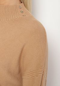 Born2be - Ciemnobeżowy Golf z Metalicznymi Guzikami Aderlia. Okazja: do pracy, na co dzień, na spotkanie biznesowe. Typ kołnierza: golf. Kolor: beżowy. Materiał: jeans. Styl: klasyczny, casual, elegancki, biznesowy #2