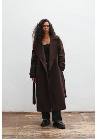 Marsala - Klasyczny bawełniany trencz w kolorze DARK CHOCOLATE -VENICE. Okazja: na co dzień. Materiał: bawełna. Długość rękawa: długi rękaw. Długość: długie. Wzór: gładki. Styl: klasyczny #1