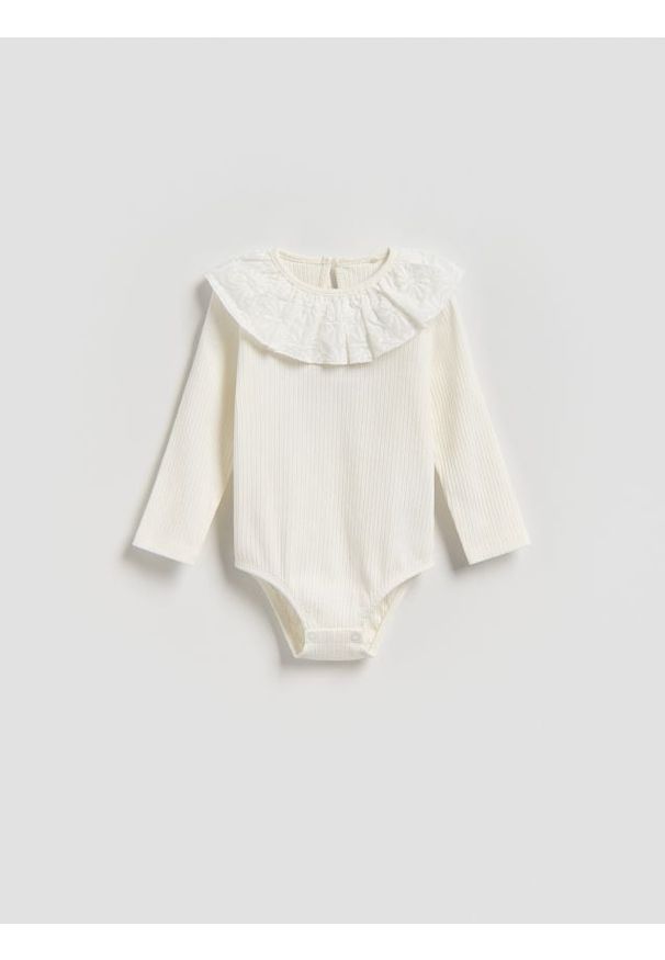 Reserved - Body z kołnierzykiem - złamana biel. Materiał: dzianina, bawełna