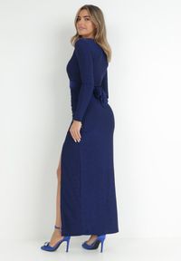 Born2be - Granatowa Sukienka Błyszcząca z Marszczeniem i Kopertowym Dekoltem Mimovia. Typ kołnierza: dekolt kopertowy, dekolt w kształcie V. Kolor: niebieski. Materiał: wiskoza. Długość rękawa: długi rękaw. Typ sukienki: kopertowe. Styl: elegancki #4