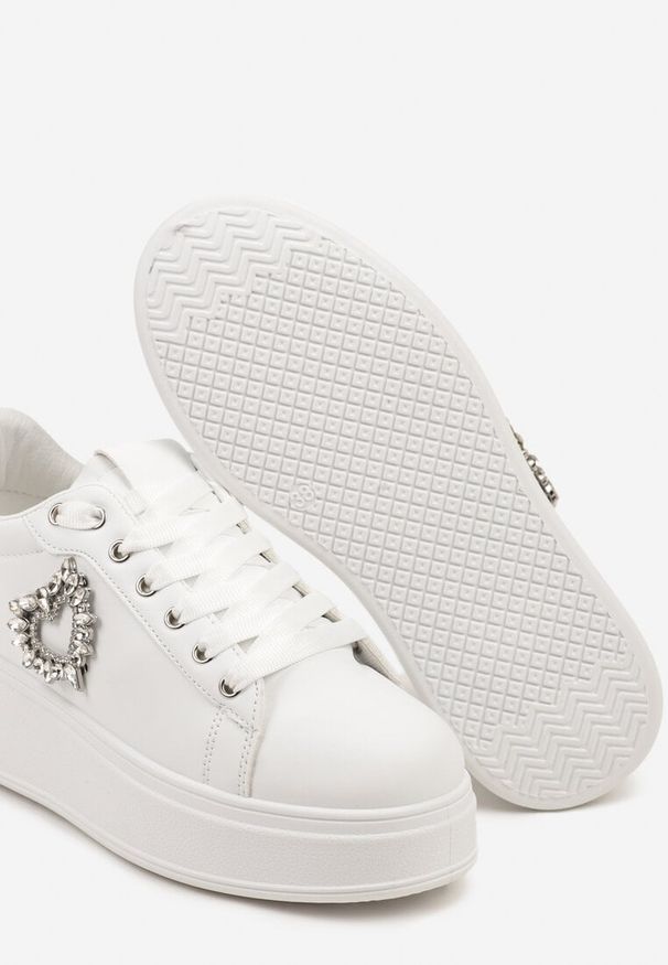 Born2be - Biało-Czarne Sznurowane Sneakersy na Grubej Podeszwie Ozdobione Cyrkoniami Elivira. Okazja: na spacer. Zapięcie: sznurówki. Kolor: biały. Materiał: jeans. Wzór: aplikacja. Sezon: wiosna. Sport: turystyka piesza