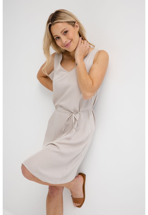 SUKIENKA CRISTY PIASKOWA M - Flawless. Materiał: tkanina, wiskoza. Sezon: lato. Typ sukienki: proste, sportowe. Styl: sportowy, wizytowy. Długość: mini