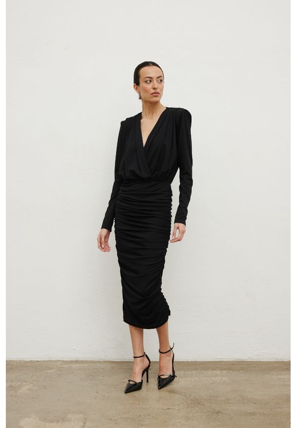 Marsala - Długa sukienka z marszczeniami w kolorze BLACK - MANNER-S. Okazja: na imprezę. Materiał: poliester, wiskoza, tkanina. Typ sukienki: dopasowane. Styl: elegancki. Długość: maxi