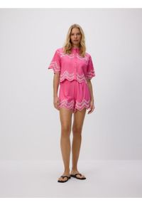 Reserved - Koszula z ażurowymi wstawkami - intensywny róż. Kolor: różowy. Materiał: wiskoza, tkanina. Wzór: ażurowy #1