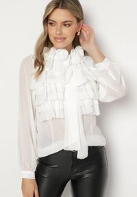 Born2be - Biała Koszula z Prześwitującego Materiału z Falbankami i Kwiatowymi Detalami Raitra. Okazja: na co dzień. Typ kołnierza: kołnierz z falbankami. Kolor: biały. Materiał: materiał. Wzór: kwiaty. Styl: klasyczny, casual, elegancki #6