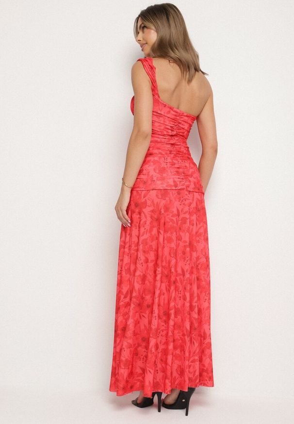 Born2be - Czerwona Taliowana Sukienka na Jedno Ramię w Kwiatowy Wzór Melanisea. Kolor: czerwony. Wzór: kwiaty. Styl: elegancki