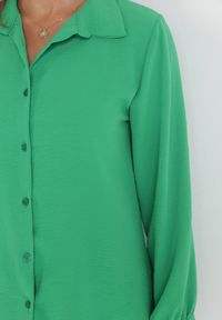 Born2be - Zielona Gładka Koszula z Przedłużonym Krojem z Tyłu Coretta. Kolor: zielony. Wzór: gładki