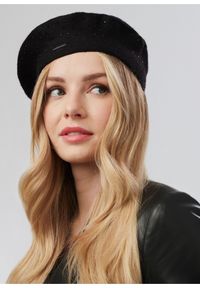 Ochnik - Czarny beret zimowy damski. Kolor: czarny. Materiał: akryl. Wzór: aplikacja. Sezon: zima #1