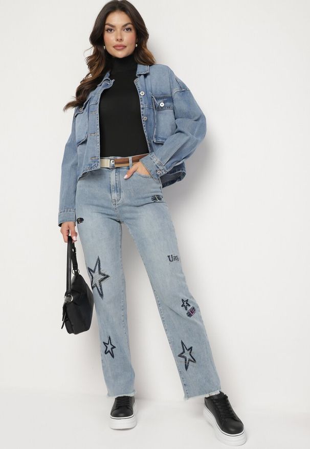 Born2be - Jasnoniebieskie Jeansy z Szerokimi Nogawkami i Ozdobnymi Haftami Silinnga. Okazja: na co dzień. Kolor: niebieski. Wzór: haft. Styl: casual, elegancki, retro