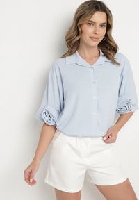 Born2be - Jasnoniebieska Koszula z Aplikacjami Kwiatów 3D Tenemara. Okazja: na co dzień. Typ kołnierza: kołnierzyk klasyczny. Kolor: niebieski. Materiał: jeans. Długość rękawa: długi rękaw. Długość: długie. Wzór: aplikacja, kwiaty. Styl: klasyczny, casual #4