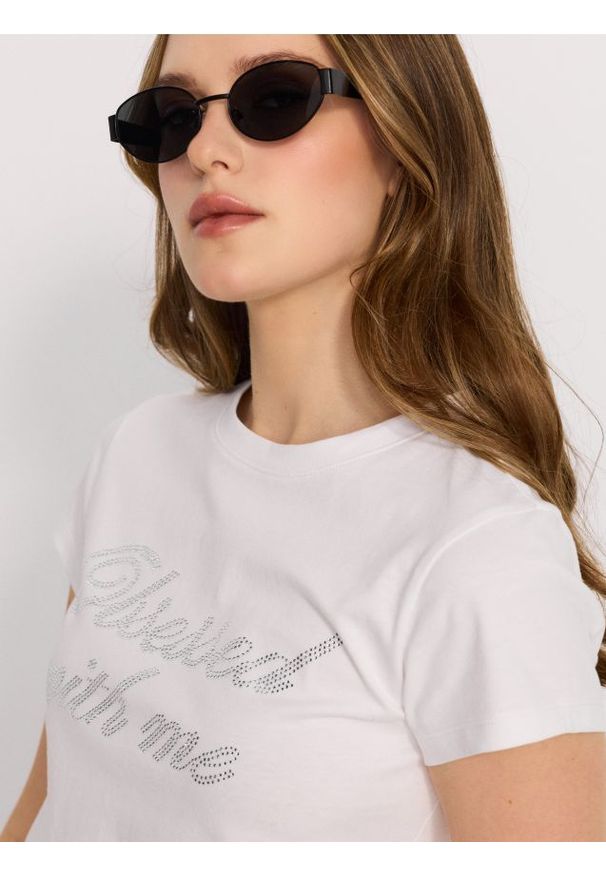 Sinsay - Bawełniana koszulka z błyszczącym napisem "Obsessed with me" - biały. Kolor: biały. Materiał: bawełna. Wzór: napisy
