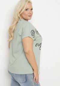 Born2be - Jasnozielony Bawełniany T-shirt z Napisem Be Every Day i Ściągaczem na Dole Ableza. Okazja: na co dzień. Kolekcja: plus size. Kolor: zielony. Materiał: bawełna. Wzór: napisy. Styl: casual #4