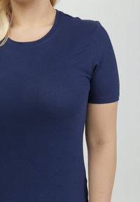 Born2be - Granatowy T-shirt Akisistae. Kolekcja: plus size. Kolor: niebieski. Materiał: dzianina, materiał, bawełna. Długość rękawa: krótki rękaw. Długość: krótkie #3