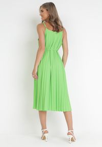 Born2be - Zielona Plisowana Sukienka Midi ze Sznurkiem w Talii Eidas. Kolor: zielony. Materiał: tkanina, materiał. Długość rękawa: na ramiączkach. Sezon: lato. Długość: midi #2