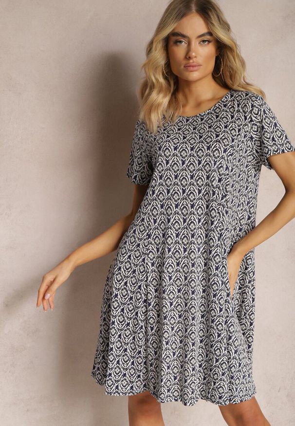 Renee - Granatowa Wiskozowa Sukienka o Rozkloszowanym Fasonie z Ornamentalnym Wzorem Jasminas. Kolor: niebieski. Materiał: wiskoza. Styl: boho