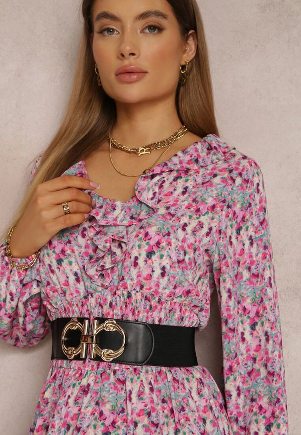 Renee - Fuksjowa Sukienka z Falbanką przy Dekolcie i Szeroką Gumką w Pasie Pshibih. Typ kołnierza: kołnierz z falbankami. Kolor: różowy. Materiał: tkanina. Długość rękawa: długi rękaw. Wzór: kwiaty, aplikacja. Długość: maxi