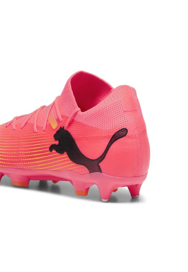 Buty piłkarskie męskie Puma 10771403. Zapięcie: sznurówki. Kolor: różowy, czarny, wielokolorowy, pomarańczowy. Materiał: syntetyk, materiał. Szerokość cholewki: normalna. Sport: piłka nożna