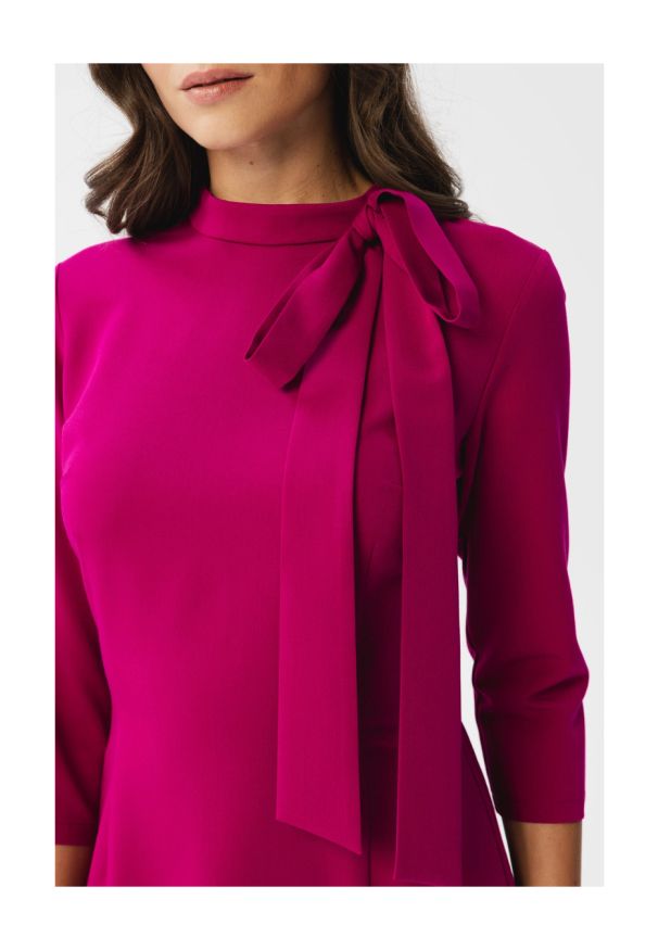 Stylove - Elegancka sukienka z wiązaniem przy dekolcie śliwkowa. Okazja: na spotkanie biznesowe. Styl: elegancki