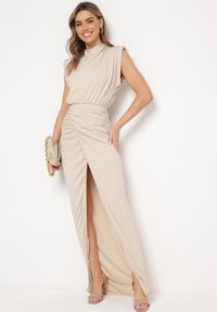 Born2be - Beżowa Sukienka Maxi Dopasowana z Poduszkami w Ramionach i Rozcięciem na Boku Ocrana. Okazja: na ślub cywilny, na wesele, na imprezę. Kolor: beżowy. Typ sukienki: dopasowane, proste. Styl: elegancki, klasyczny. Długość: maxi #5