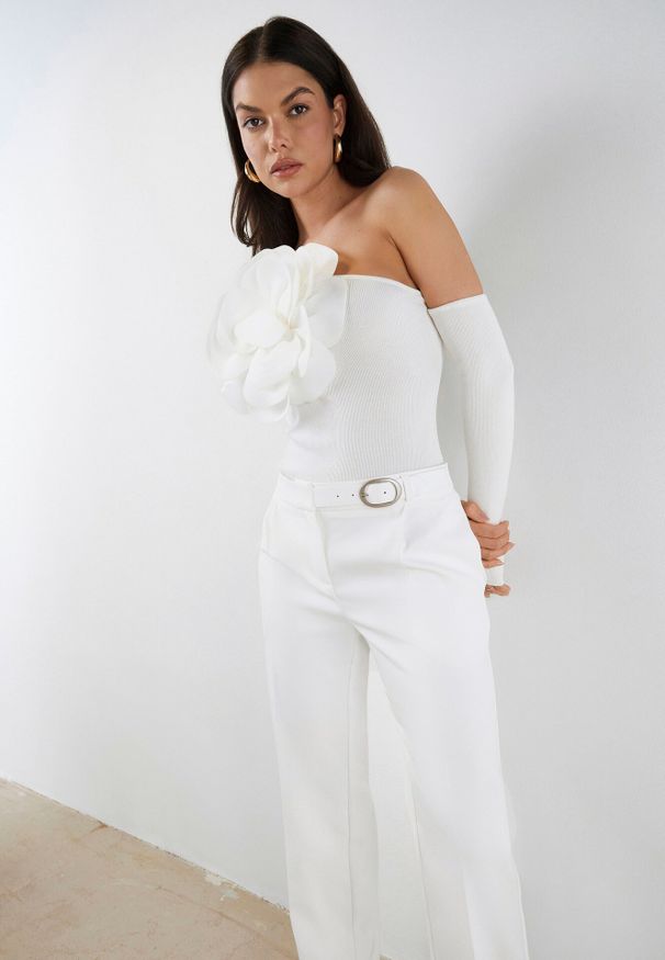Born2be - Białe Garniturowe Spodnie VICES na Kant z Wszytym Paskiem z Klamrą Azivore. Okazja: na spotkanie biznesowe, na co dzień. Kolor: biały. Styl: biznesowy, casual, elegancki