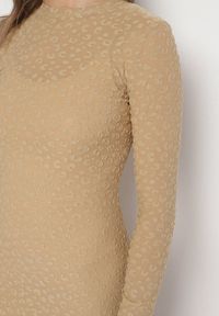 Born2be - Beżowa Siateczkowa Sukienka z Wiskozą w Panterkę z Rozcięciem i Halką Abrellia. Okazja: na co dzień. Kolor: beżowy. Materiał: wiskoza. Długość rękawa: na ramiączkach. Wzór: motyw zwierzęcy. Typ sukienki: kopertowe, dopasowane, proste. Styl: casual, elegancki #7