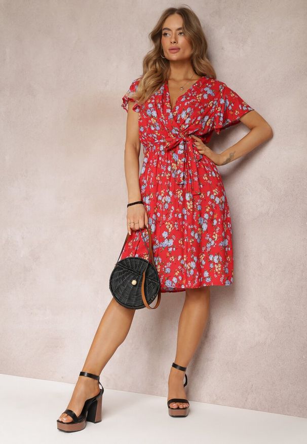 Renee - Czerwona Wiskozowa Sukienka Midi w Kwiaty z Gumką w Pasie i Materiałowym Paskiem Aidenia. Kolor: czerwony. Materiał: wiskoza, materiał. Wzór: kwiaty. Typ sukienki: kopertowe. Długość: midi