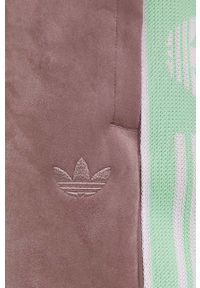 adidas Originals spodnie dresowe damskie kolor fioletowy z aplikacją. Stan: podwyższony. Kolor: fioletowy. Materiał: dresówka. Wzór: aplikacja #2