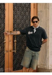 Reserved - Jeansowe szorty straight - indigo jeans. Materiał: jeans