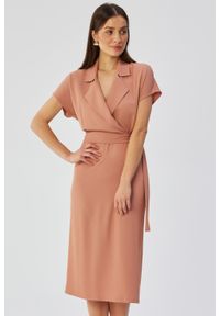 Stylove - Elegancka sukienka z kołnierzem różana. Okazja: na co dzień, na spotkanie biznesowe, na randkę. Kolor: różowy. Materiał: guma, tkanina, elastan. Wzór: kolorowy. Typ sukienki: kopertowe, proste, dopasowane. Styl: elegancki. Długość: midi