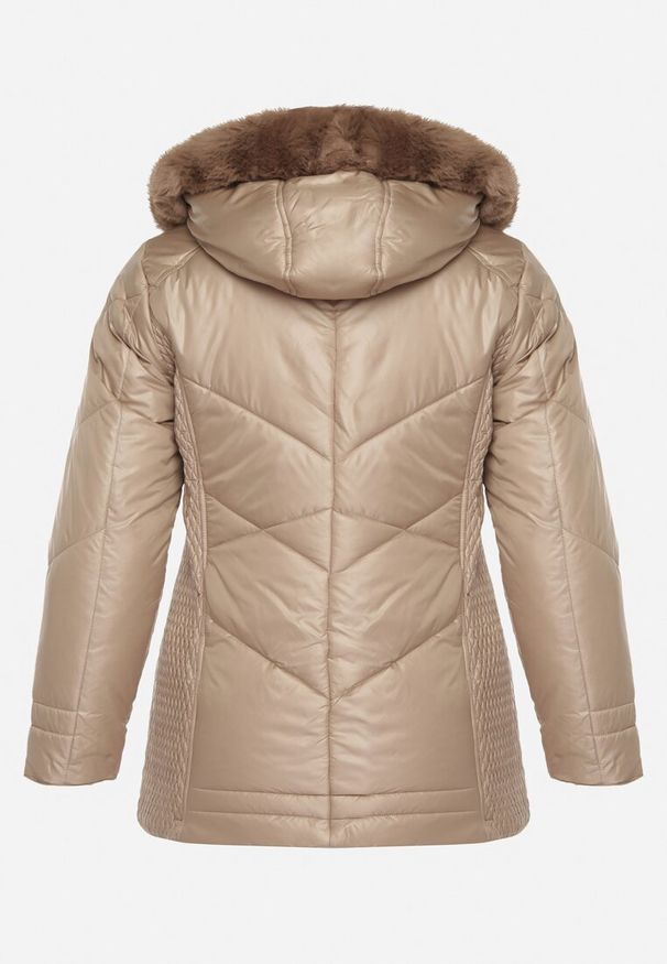Born2be - Beżowa Kurtka z Pikowanymi Przeszyciami i Kapturem z Futerkiem Vevea. Okazja: na spacer, na spotkanie biznesowe, do pracy, na co dzień. Kolekcja: plus size. Kolor: brązowy, beżowy. Materiał: futro. Styl: elegancki, biznesowy, casual