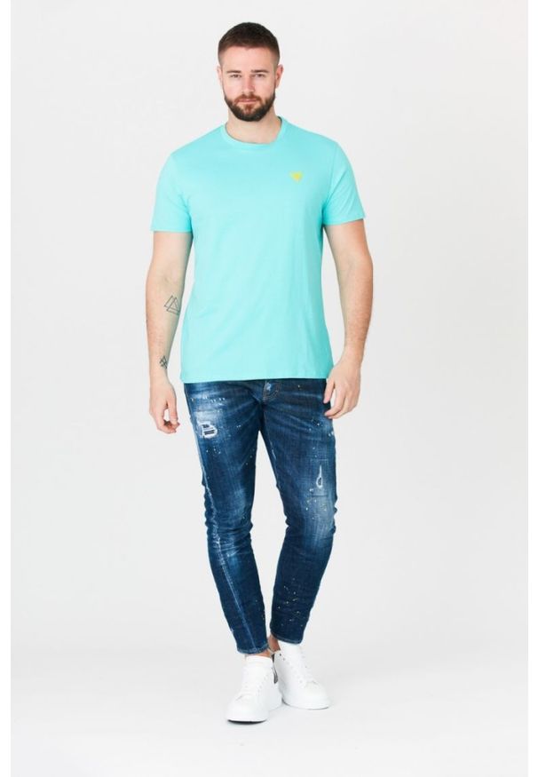Guess - GUESS Turkusowy t-shirt męski z żółtym logo. Kolor: niebieski. Wzór: aplikacja